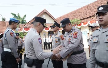 Kapolres Cirebon Kota Berikan Penghargaan kepada 51 Personel Berprestasi, Dua Anggota Raih Hadiah Umrah