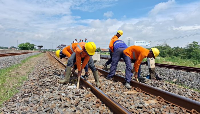 KAI Daop 3 Cirebon Perkuat Keandalan Prasarana Jalan Rel Selama Semester 1 2026, Pemeliharaan Secara Intensif dan Optimal