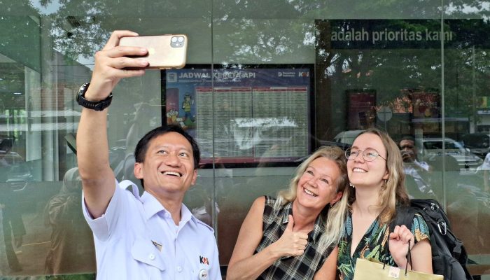 Kereta Api jadi Moda Transportasi Pilihan Wisatawan Mancanegara, KAI Daop 3 Cirebon Layani 22.861 Turis Asing pada Semester I 2026