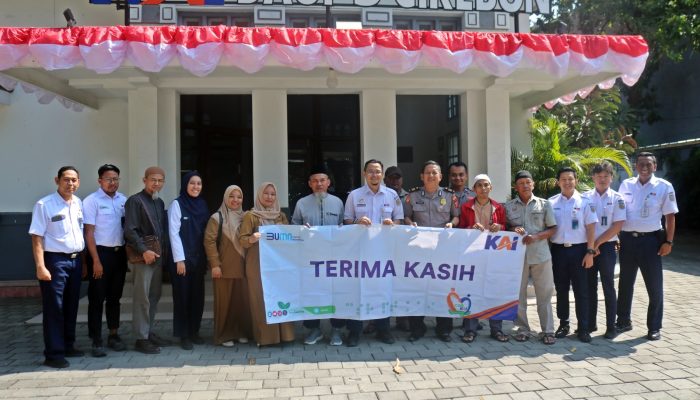 Bakti untuk Negeri, KAI Daop 3 Cirebon Salurkan Bantuan TJSL Senilai Rp105,61 Juta