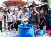 Kepedulian Terhadap Masyarakat, Polres Cirebon Kota Salurkan Air Bersih di Argasunya
