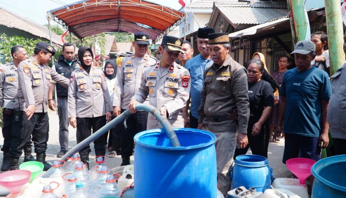 Kepedulian Terhadap Masyarakat, Polres Cirebon Kota Salurkan Air Bersih di Argasunya