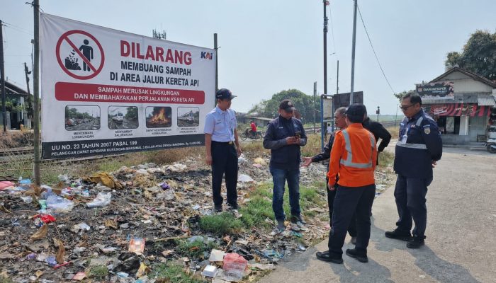 KAI Daop 3 Cirebon Imbau Masyarakat Tidak Membuang dan Membakar Sampah di Dekat Jalur KA, Membahayakan Perjalanan Kereta Api
