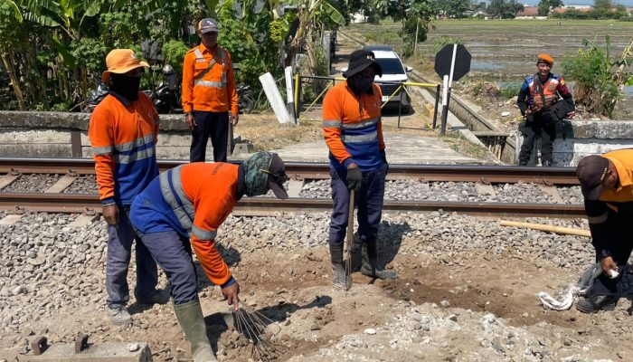 Keselamatan Jadi Prioritas, KAI Daop 3 Cirebon Kembali Lakukan Penutupan Perlintasan Ilegal