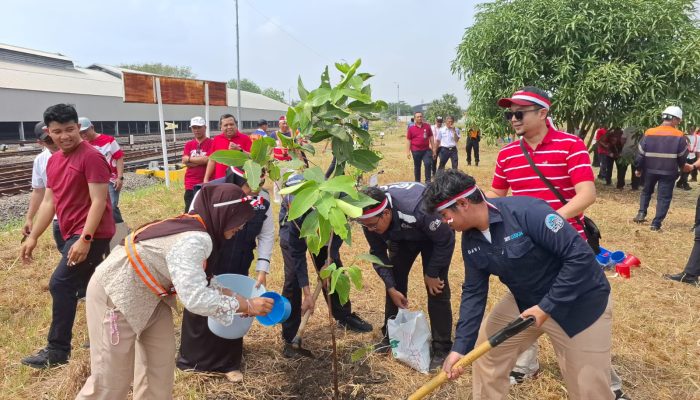 Momentum HUT ke-81 RI, KAI Daop 3 Cirebon Gelar Green Movement Diwujudkan Melalui Penghijauan di Stasiun Cirebon Prujakan