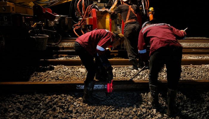 KAI Daop 3 Cirebon Perkuat Prasarana Rel untuk Tingkatkan Keselamatan Perjalanan Kereta Api