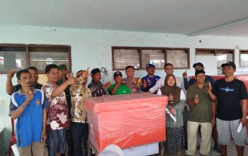 Cirebon Power Peduli Terhadap Nelayan Citemu, Salurkan 80 Coolbox