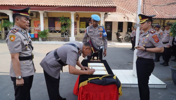 Prosesi Sertijab Dua Kapolsek, Dipimpin Langsung Kapolres Cirebon Kota, Kapolsek Lemahwungkuk IPTU Didik Siswanto dan Kapolsek Mundu IPTU Usep Winta