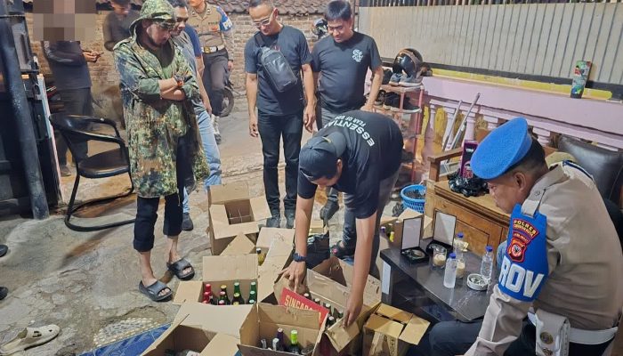 Satres Narkoba Polres Cirebon Kota Melakukan Operasi Pekat Sita 201 Miras dari Sebuah Toko di Tengah Tani