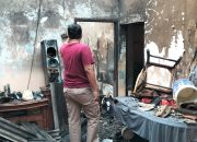 Polsek Mundu Bersama Damkar Tangani Kebakaran Rumah di Perumahan Banjarwangunan
