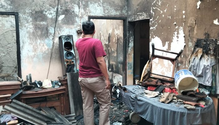 Polsek Mundu Bersama Damkar Tangani Kebakaran Rumah di Perumahan Banjarwangunan