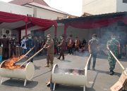 Kejari Kota Cirebon Musnahkan BB Narkotika, Ribuan Obat Terlarang dan Sajam