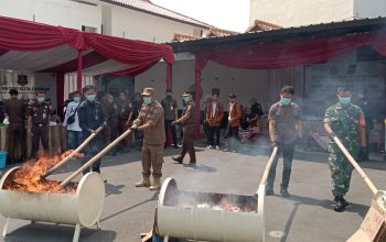 Kejari Kota Cirebon Musnahkan BB Narkotika, Ribuan Obat Terlarang dan Sajam