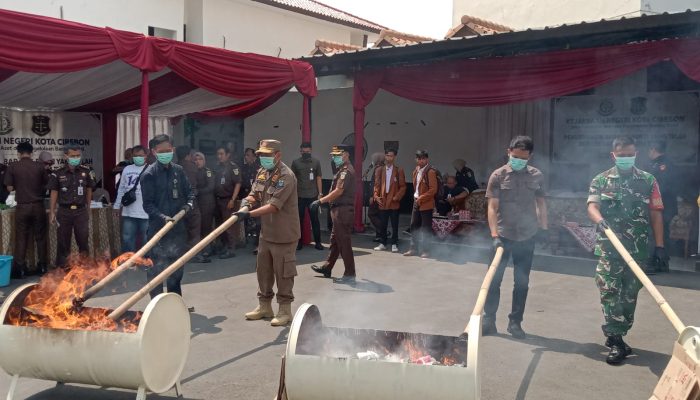 Kejari Kota Cirebon Musnahkan BB Narkotika, Ribuan Obat Terlarang dan Sajam
