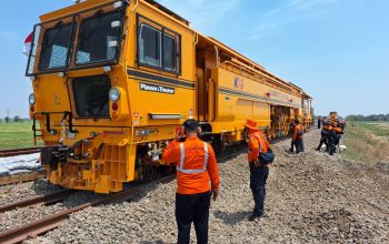 KAI Daop 3 Cirebon Perkuat Keandalan Prasarana Perkeretaapian Melalui Penggantian Rel