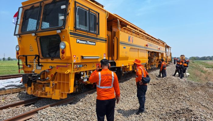 KAI Daop 3 Cirebon Perkuat Keandalan Prasarana Perkeretaapian Melalui Penggantian Rel