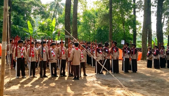 SDIT Ibnu Abbas Talun Tanamkan Pendidikan Karakter Melalui Perkemahan Jumat Sabtu di Alam Terbuka
