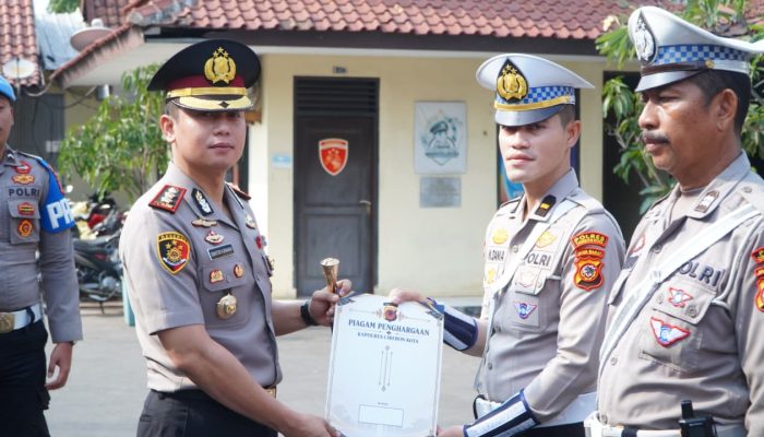 Polres Cirebon Kota Berikan Penghargaan Kepada 5 Personel Berprestasi