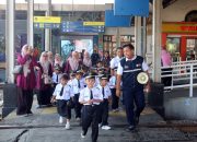KAI Daop 3 Cirebon Ajak Siswa Siswi Pakai Seragam Masinis, Tumbuhkan Cinta Transportasi Publik Sejak Dini