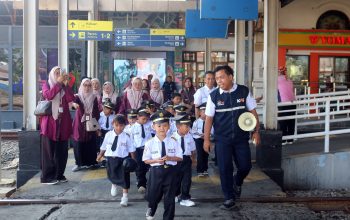 KAI Daop 3 Cirebon Ajak Siswa Siswi Pakai Seragam Masinis, Tumbuhkan Cinta Transportasi Publik Sejak Dini