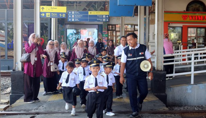 KAI Daop 3 Cirebon Ajak Siswa Siswi Pakai Seragam Masinis, Tumbuhkan Cinta Transportasi Publik Sejak Dini