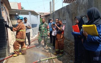 Diduga Konsleting Listrik Rumah di Argasunya Kebakaran, Polsek Seltim Bersama Damkar Gercep Melakukan Pemadaman
