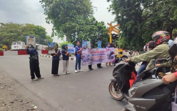 KAI Daop 3 Cirebon Gandeng Railfans Edan Sepur dan Mahasiswa Gelar Aksi Bersih Mushola dan Edukasi Keselamatan di Perlintasan Sebidang
