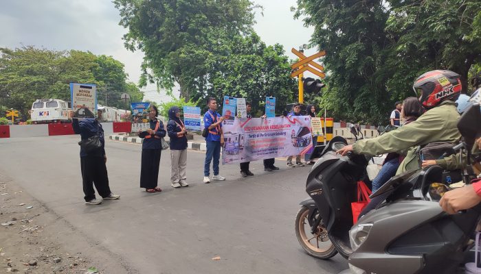 KAI Daop 3 Cirebon Gandeng Railfans Edan Sepur dan Mahasiswa Gelar Aksi Bersih Mushola dan Edukasi Keselamatan di Perlintasan Sebidang