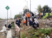 Bersama IRPS dan DLH Kabupaten Cirebon KAI Daop 3 Gelar Aksi Bersih Lingkungan dan Sosialisasi Keselamatan di Perlintasan Sebidang