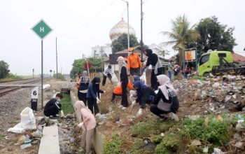 Bersama IRPS dan DLH Kabupaten Cirebon KAI Daop 3 Gelar Aksi Bersih Lingkungan dan Sosialisasi Keselamatan di Perlintasan Sebidang